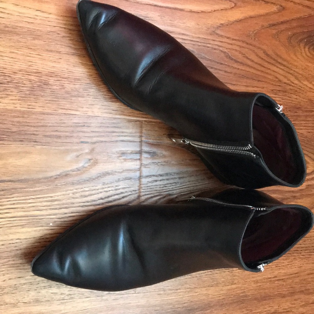 Women's Black Leather Pointed-Toe Ankle Booties with Side Zip